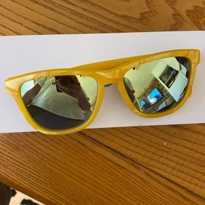 GOODR SUNGLASSES BRAND NEW YELLOW
